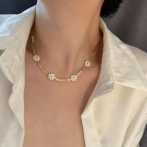 New daisy flower necklace